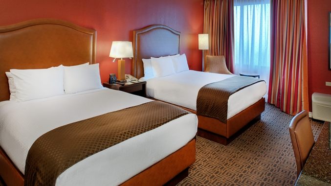 DT_2queenbeds01_13_677x380_FitToBoxSmallDimension_Center queen bed room of double tree