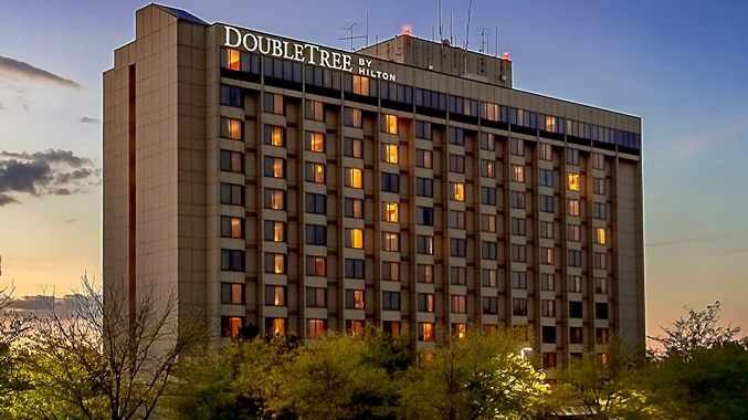 DT_extevening_677x380_FitToBoxSmallDimension_Center outside of double tree hotel