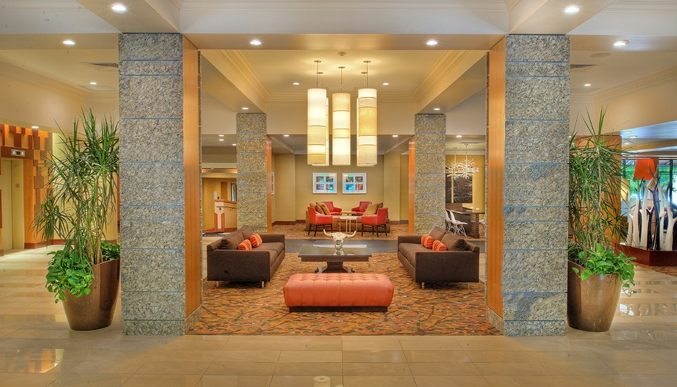 DT_mainlobby_2_677x387_FitToBoxSmallDimension_Center lobby of double tree hotel